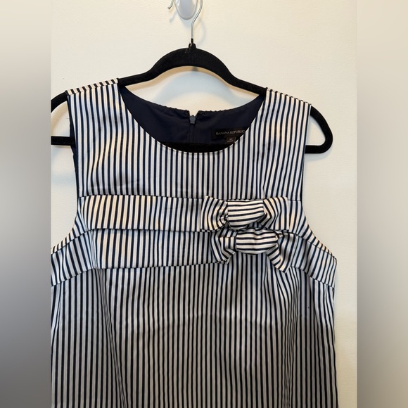 NWT‎ Banana Republic Navy and Silver Striped Bow Shift Dress - Size 12 - Picture 3 of 11